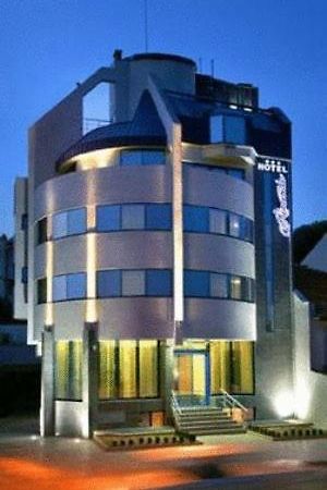 ימבול Riverside Family Hotel מראה חיצוני תמונה