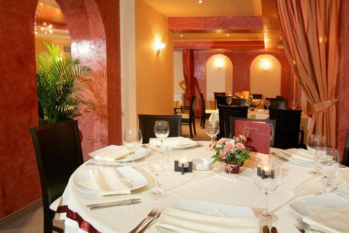 ימבול Riverside Family Hotel מראה חיצוני תמונה