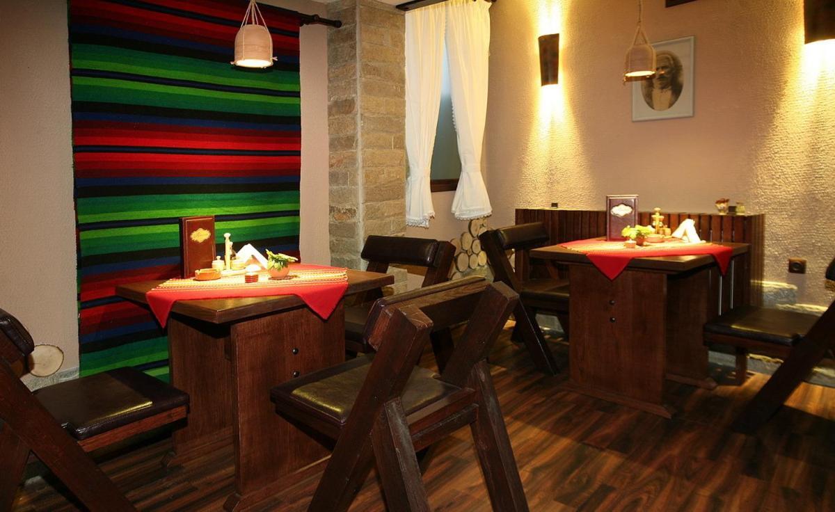 ימבול Riverside Family Hotel מסעדה תמונה