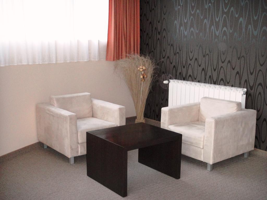 ימבול Riverside Family Hotel מראה חיצוני תמונה