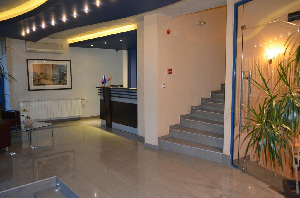 ימבול Riverside Family Hotel מראה חיצוני תמונה